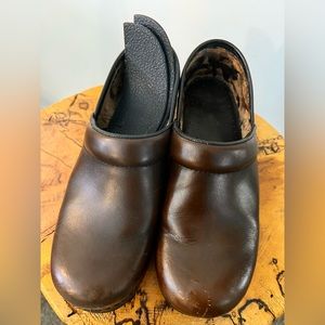 Women’s Dansko clogs size 38 (7.5)